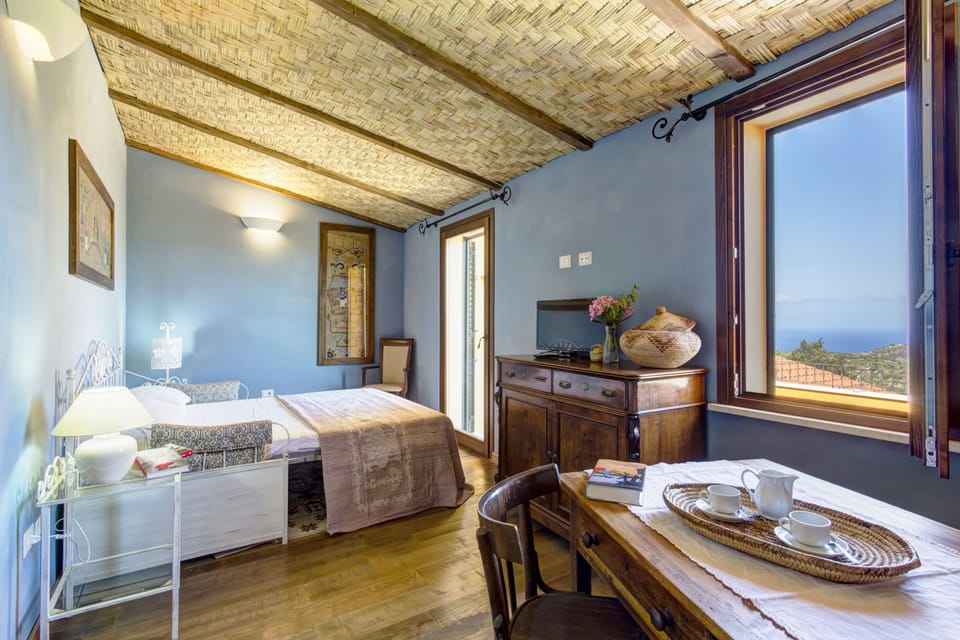 Suite, Garden View | In-room dining