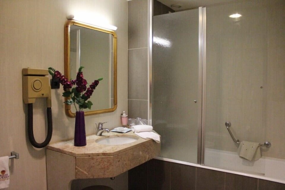Double or Twin Room | Bathroom | Free toiletries, hair dryer, bathrobes, towels
