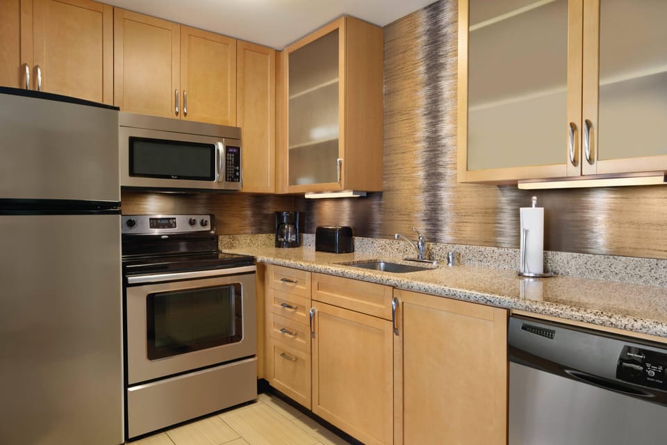 Coffee/tea maker, full-size fridge, microwave, stovetop