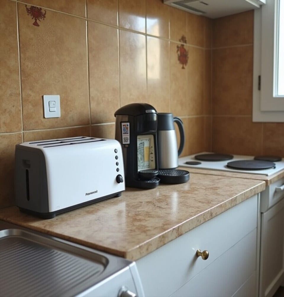 Family House | Private kitchen | Fridge, oven, stovetop, coffee/tea maker
