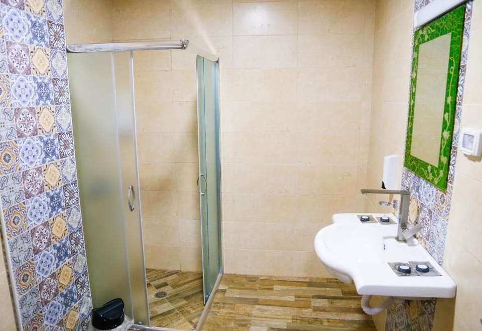 Family Room | Bathroom | Shower, free toiletries, slippers, bidet