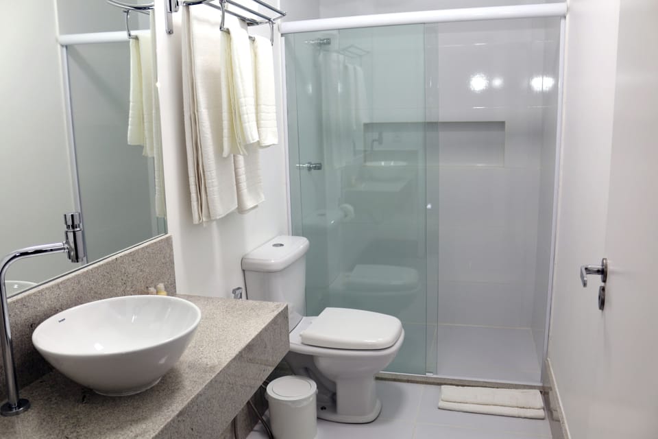 Shower, free toiletries, towels