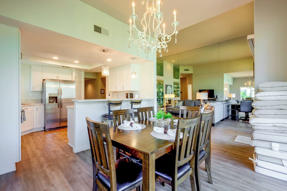 Dining Area | Dishes & Flatware Provided | Mountain & Golf Course Views