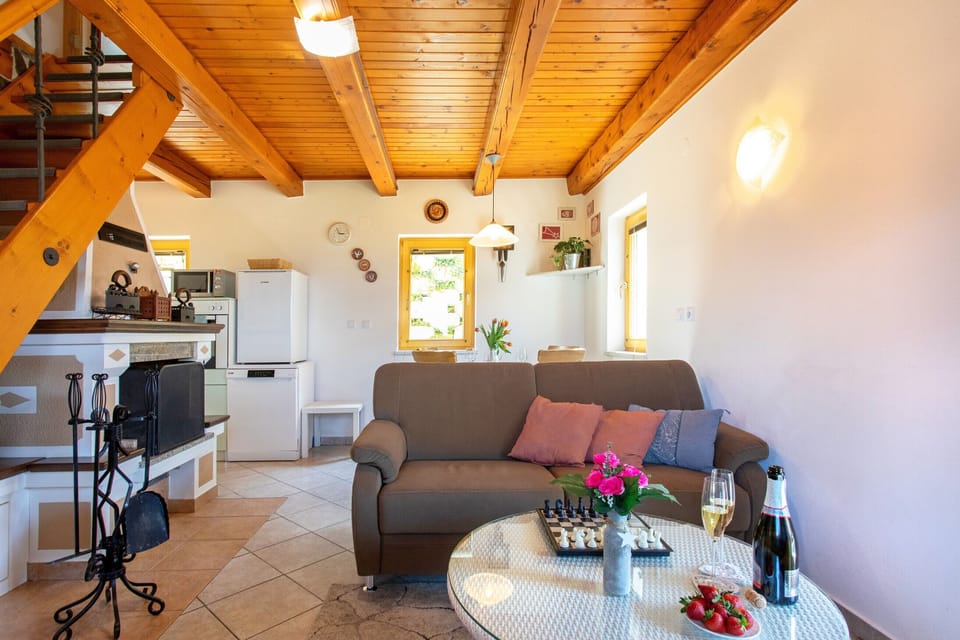 Family House, 2 Bedrooms, Fireplace, Mountain View | Living area