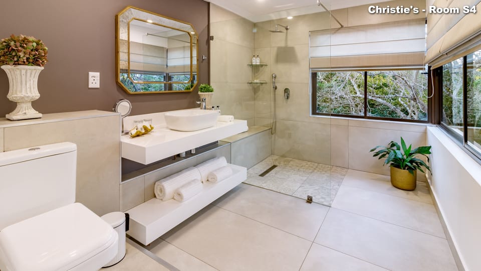Luxury Room, 1 King Bed | Bathroom | Free toiletries, hair dryer, towels, soap