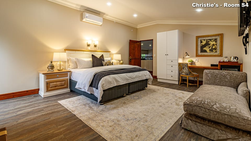 Luxury Room, 1 King Bed | Premium bedding, pillowtop beds, minibar, in-room safe