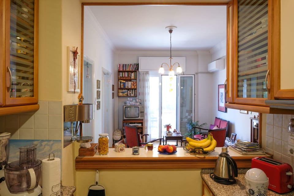  Living room & balcony, from the kitchen's angle.