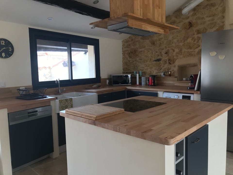 Kitchen island with induction hob