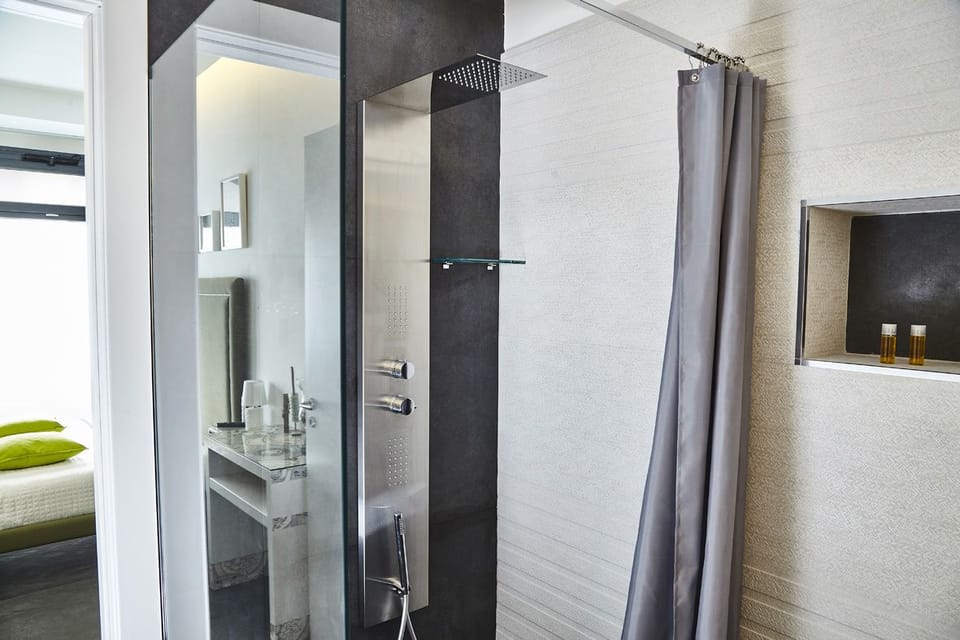 Deluxe Room, 1 Queen Bed with Sofa bed | Bathroom shower