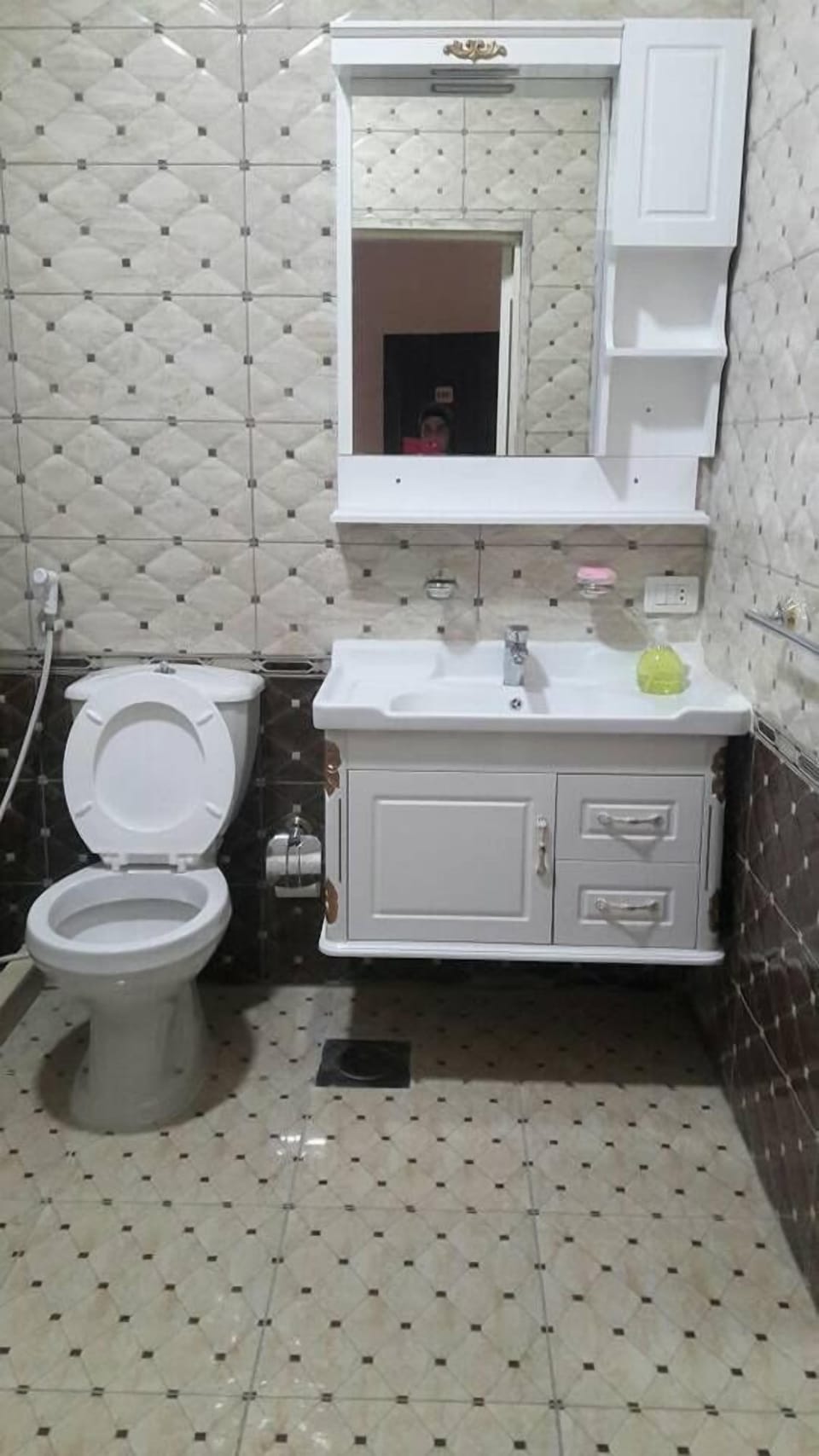 Shower, free toiletries, towels