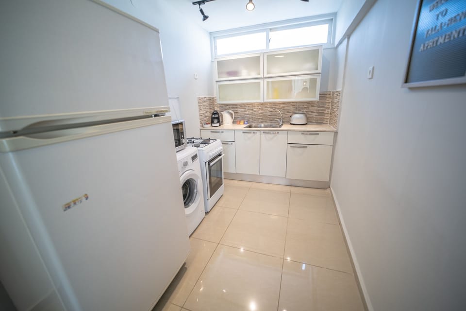 Grand Apartment, 3 Bedrooms | Private kitchen | Fridge, microwave, oven, stovetop
