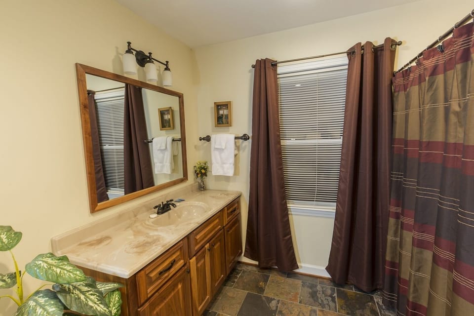 Bathroom shared with the Fishing Room and the Garden Room. 
