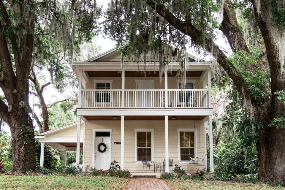 Lake Morton Colonial on historic brick road