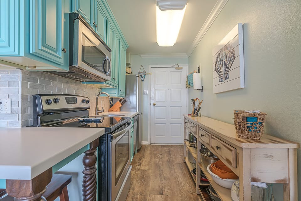 Full-size stove and oven, microwave, coffee pot, fridge, all the necessities. 