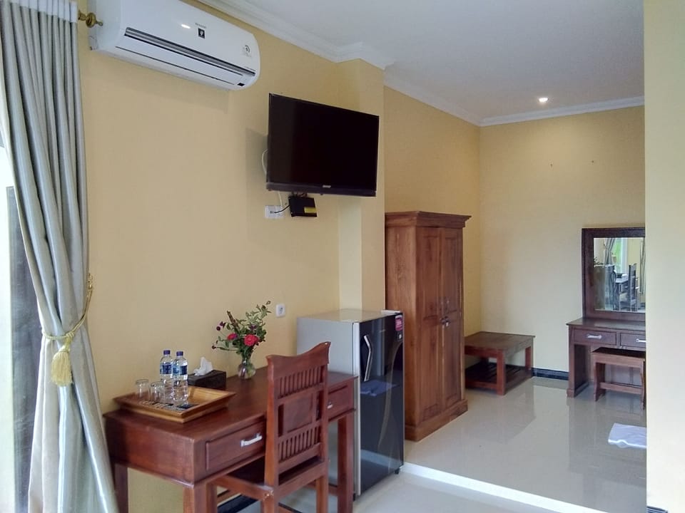 Deluxe Suite, 1 King Bed, Mountain View | In-room safe, desk, bed sheets