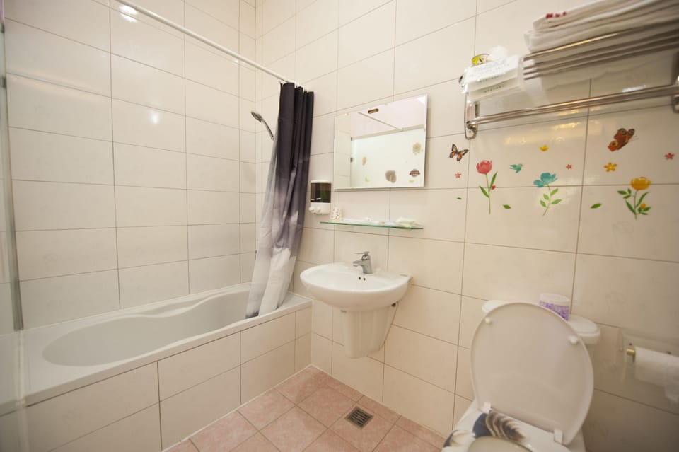 Family Quadruple Room | Bathroom | Shower, free toiletries, hair dryer, slippers