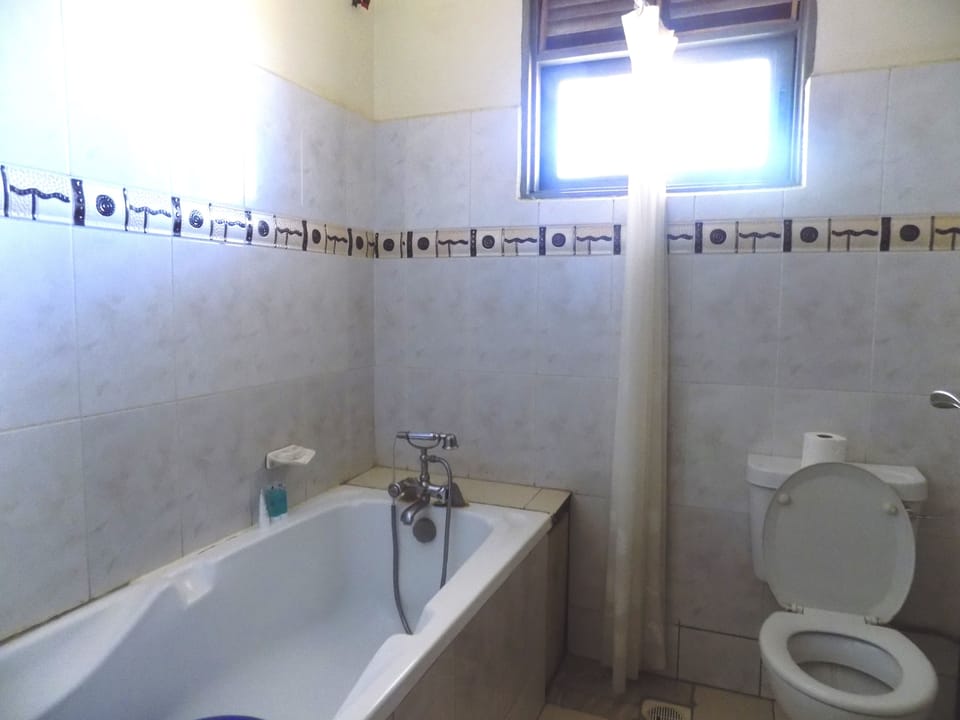 Combined shower/tub, deep soaking tub, rainfall showerhead