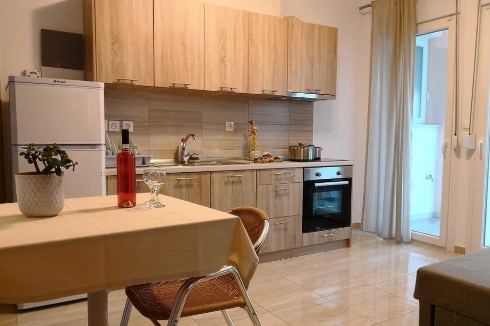 Full-size fridge, oven, stovetop, cookware/dishes/utensils