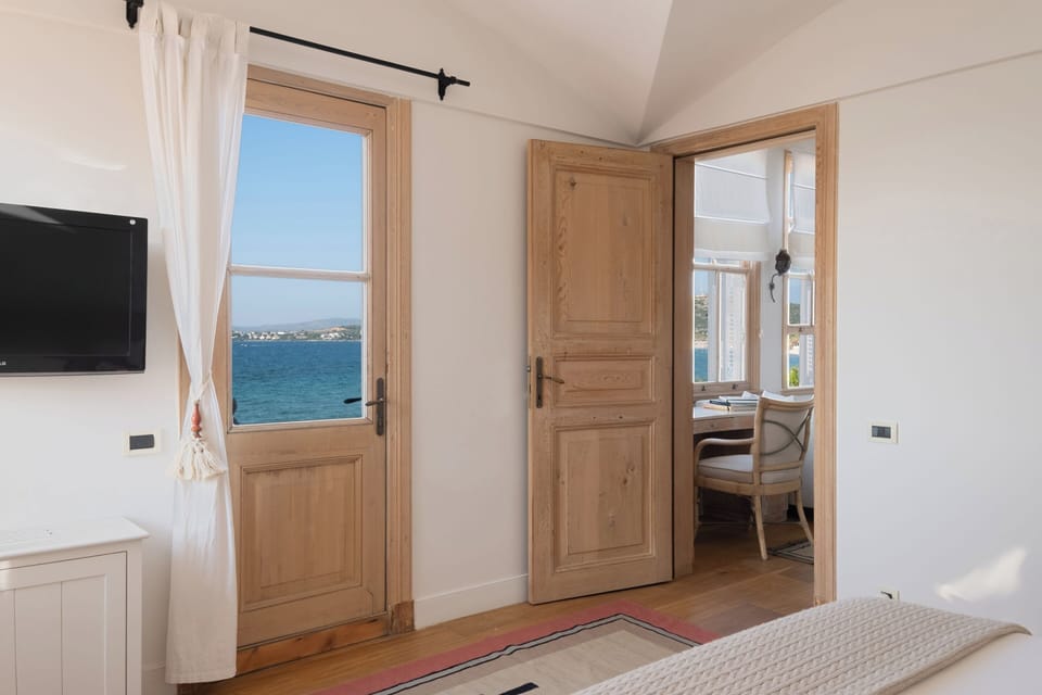 Panoramic Suite, 1 King Bed, Sea View, Beachfront | 1 bedroom, in-room safe, individually decorated, individually furnished