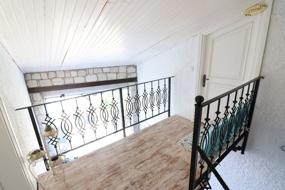 Standard Triple Room | Living area | 31-inch LCD TV with satellite channels, TV, books