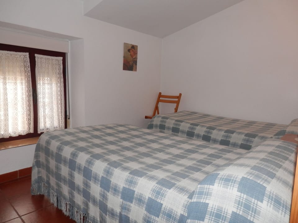 Family House, 3 Bedrooms | Iron/ironing board, bed sheets