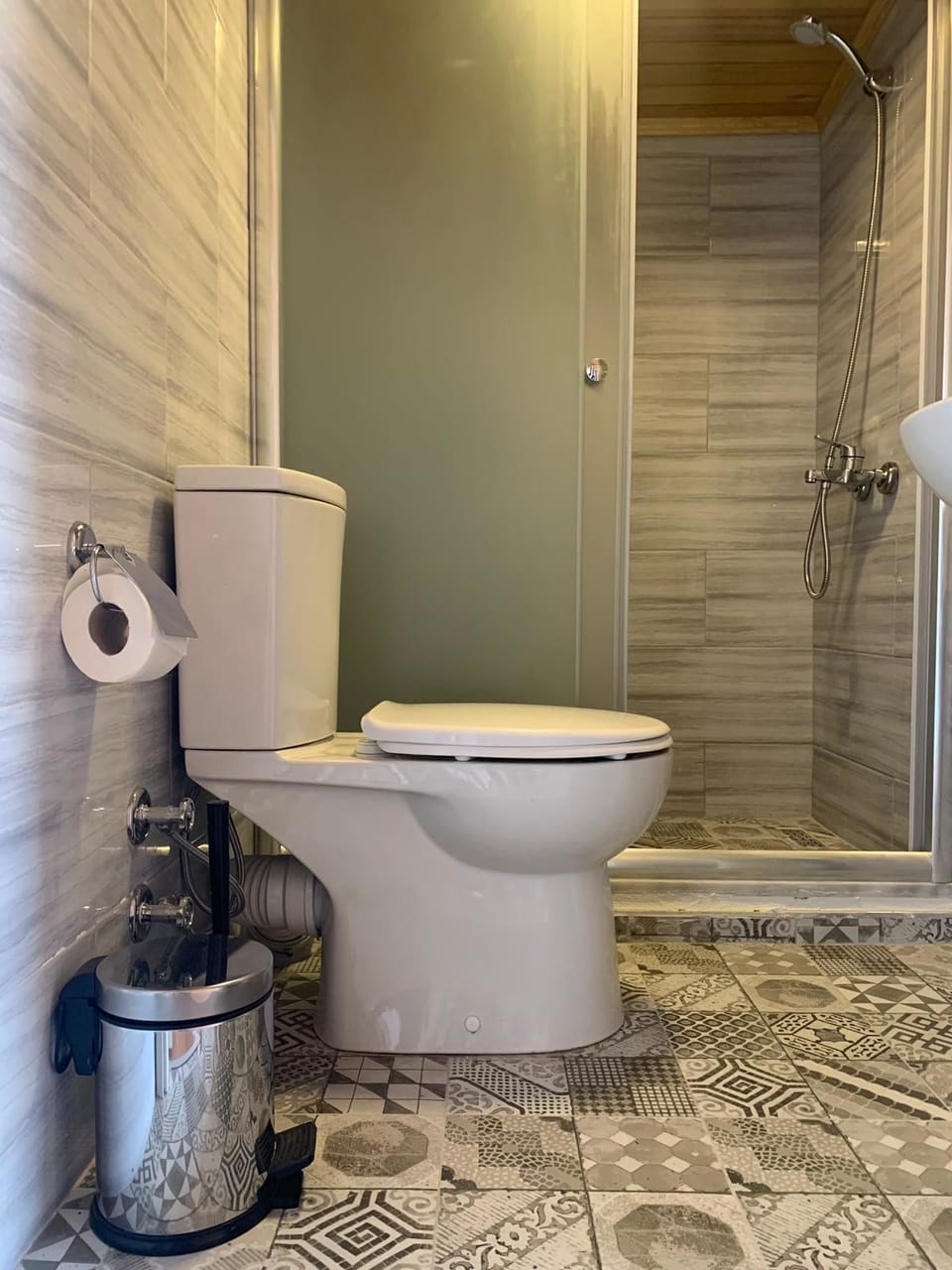Classic Room, 1 Double Bed, Garden View | Bathroom | Free toiletries, hair dryer, slippers, towels