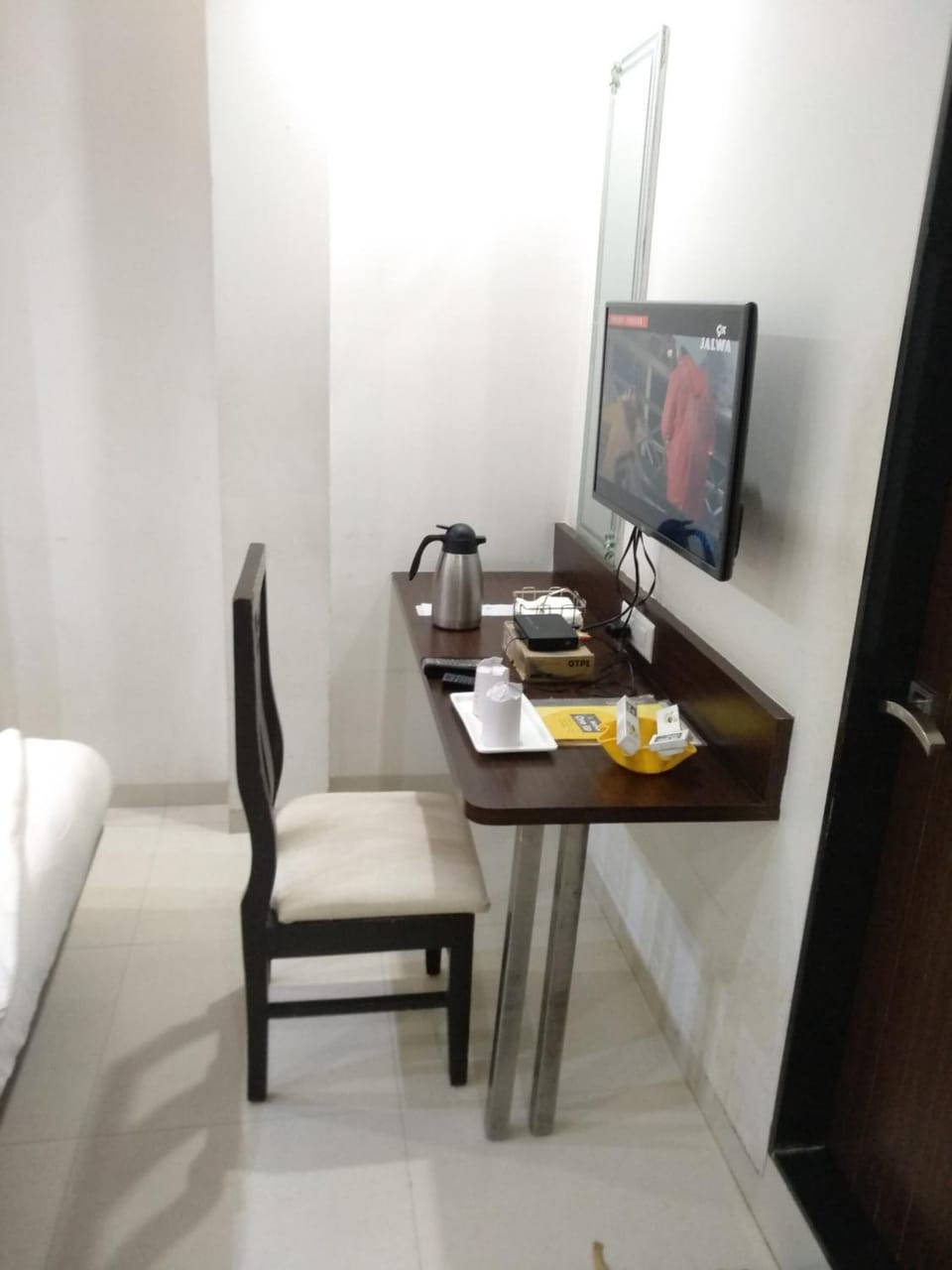 Desk, soundproofing, free WiFi, bed sheets