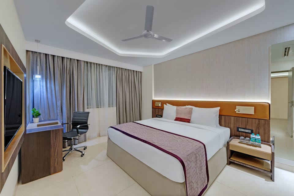 Hazel Suite | Minibar, in-room safe, soundproofing, iron/ironing board