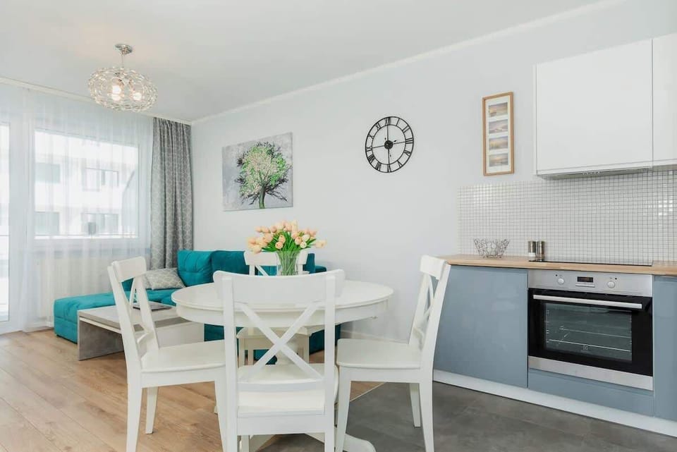 Cosy living room with kitchenette in a unique arrangement that gives the room a homely atmosphere.