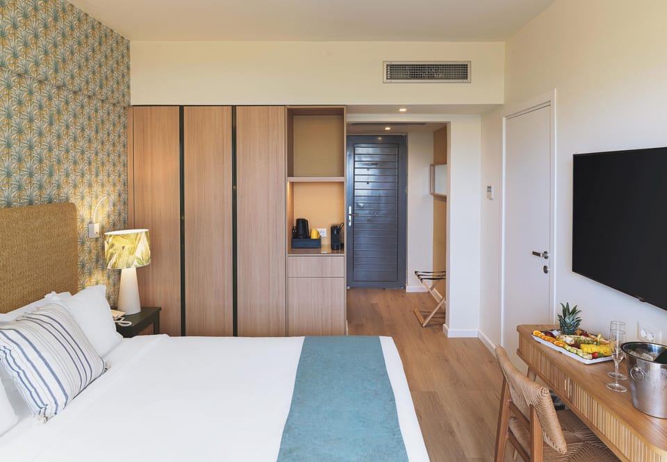 Deluxe Room Garden View | Minibar, in-room safe, desk, laptop workspace