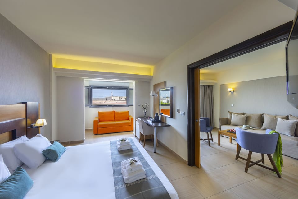 Deluxe Suite | Minibar, in-room safe, desk, laptop workspace