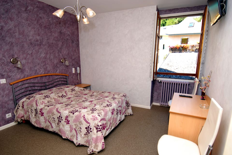 Single Room | Desk, iron/ironing board, cribs/infant beds, rollaway beds