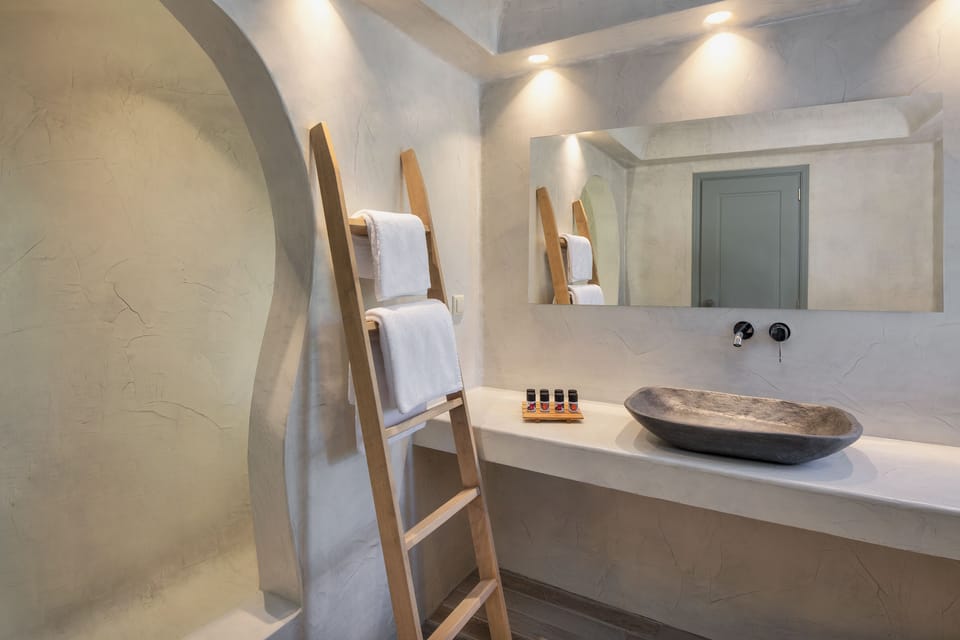 Suite, Private Pool (Astro) | Bathroom | Combined shower/tub, designer toiletries, hair dryer, bathrobes