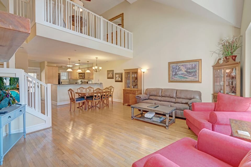 Open Floor Plan--- Kitchen/Dining/Living Rooms