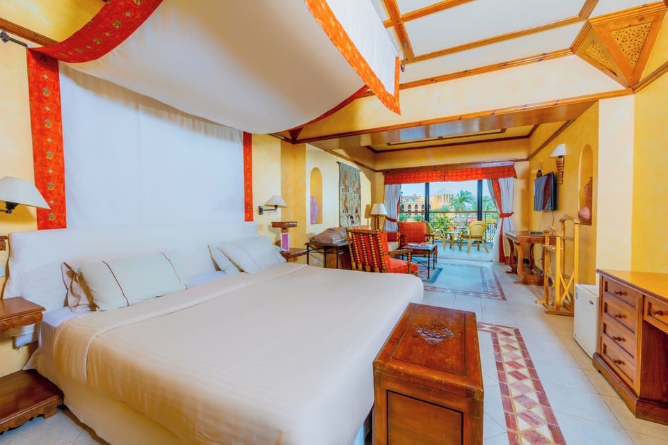 Junior Suite | Minibar, in-room safe, blackout drapes, bed sheets