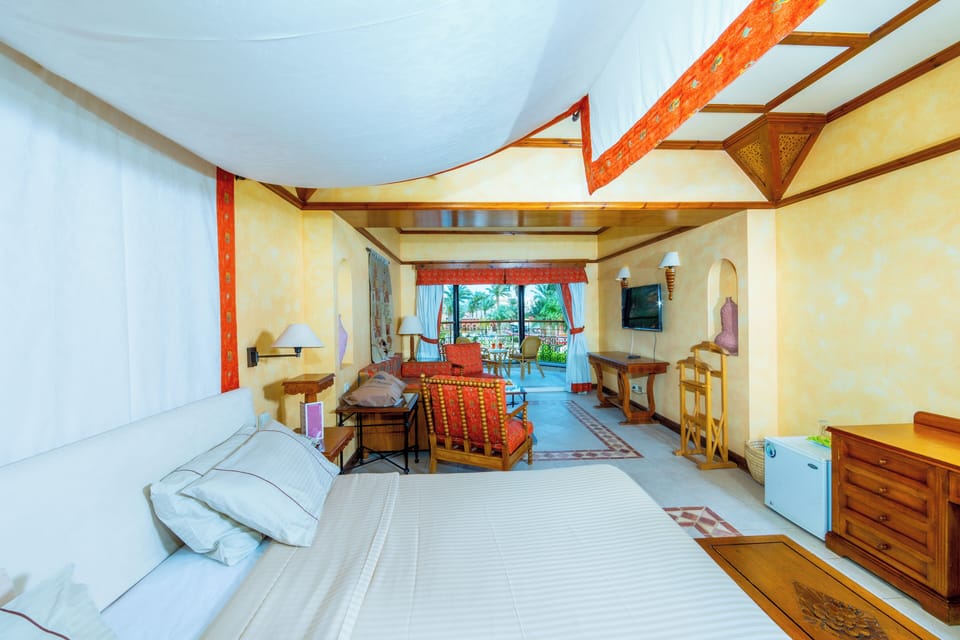 Junior Suite | Minibar, in-room safe, blackout drapes, bed sheets