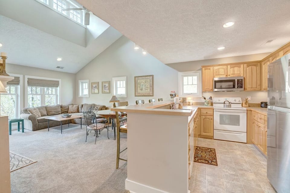 Open Floor Plan--- Kitchen/Dining/Living Rooms