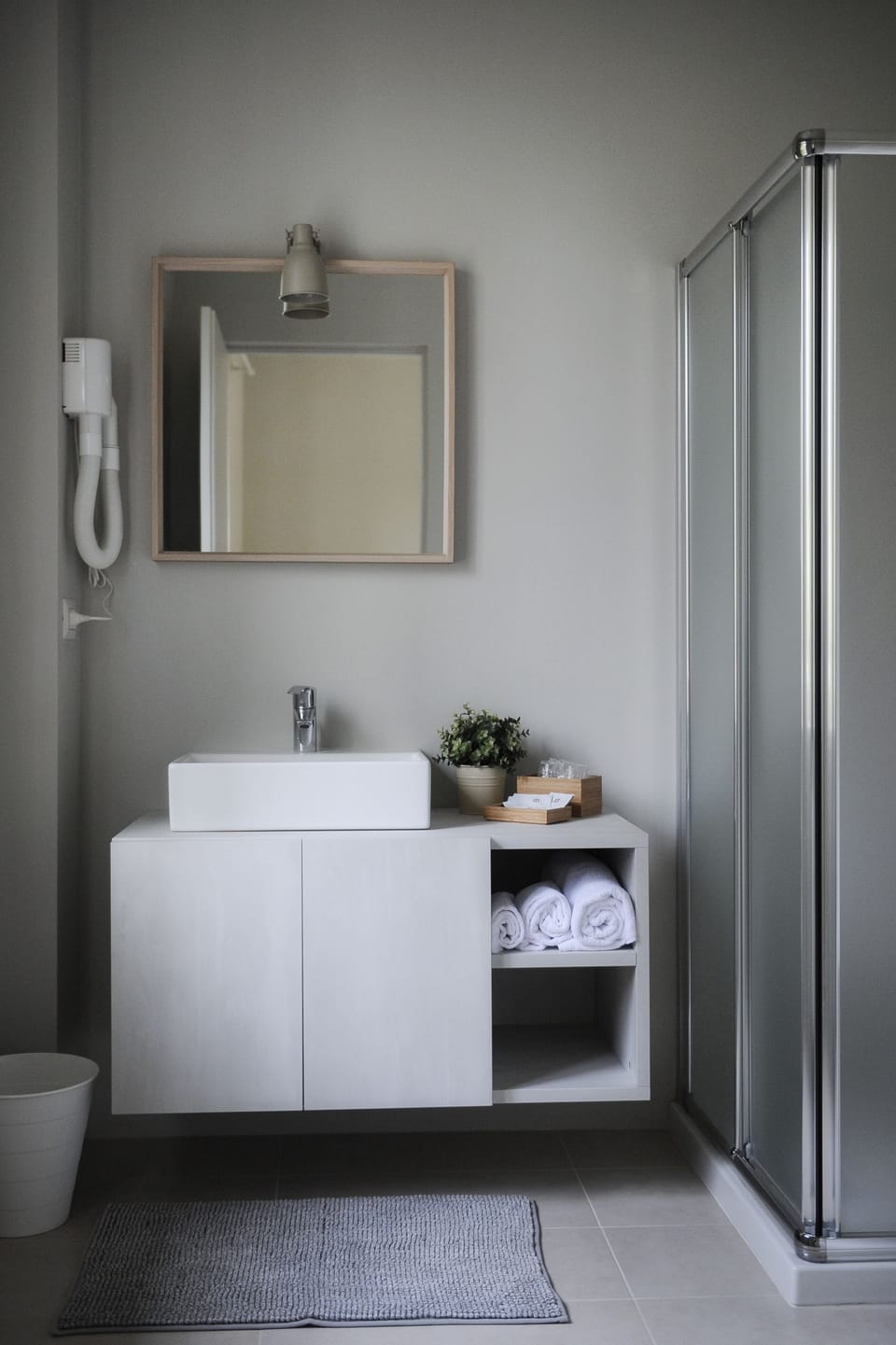 Shower, free toiletries, bidet, towels