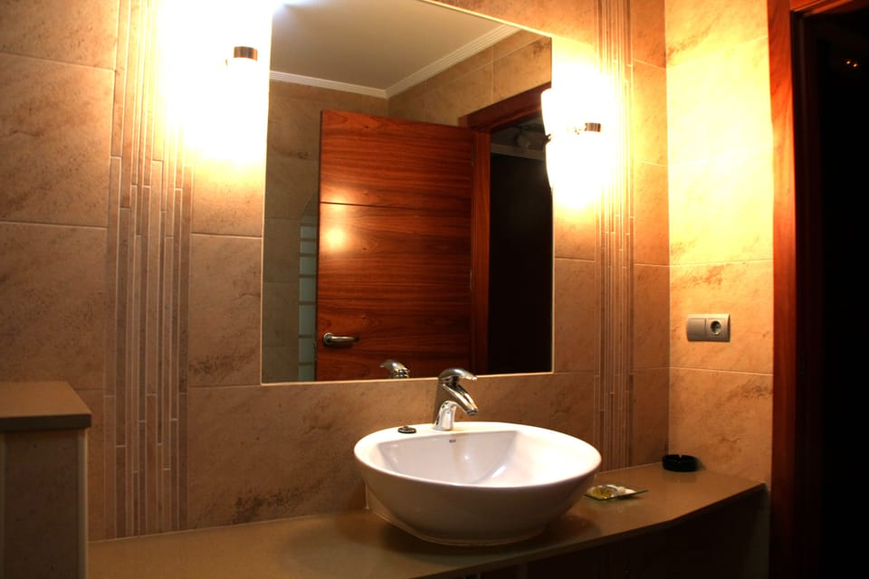 Bathroom sink