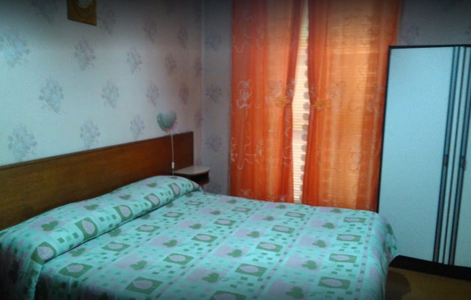 Triple Room | In-room safe, WiFi (free), bed sheets