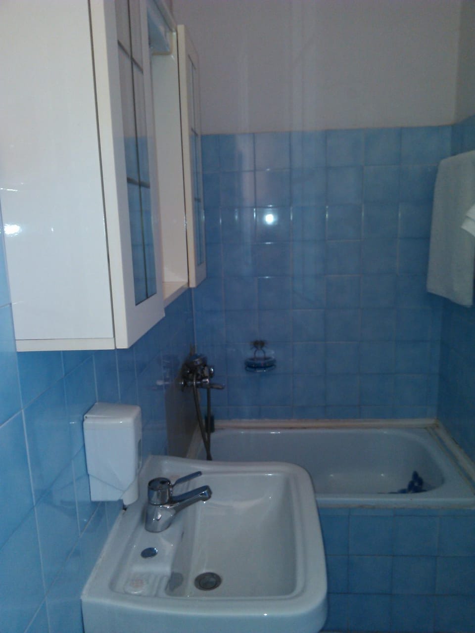 Combined shower/tub, rainfall showerhead, bidet, towels