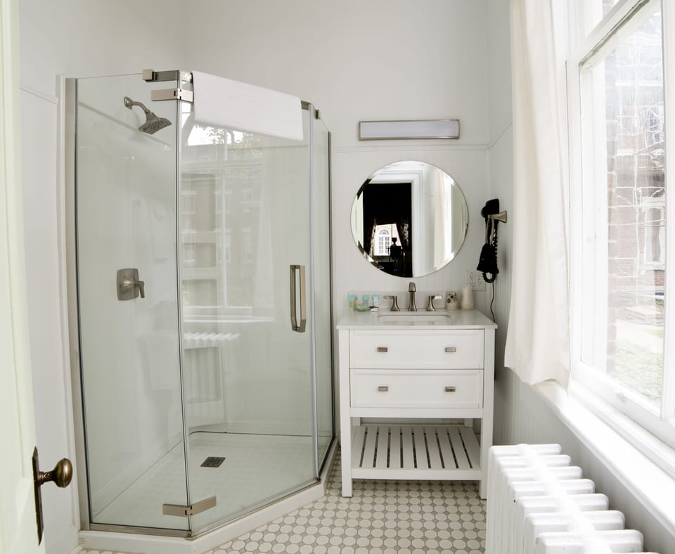 Deluxe Room, Ensuite, Courtyard View (Full Bed Guest Room) | Bathroom | Towels