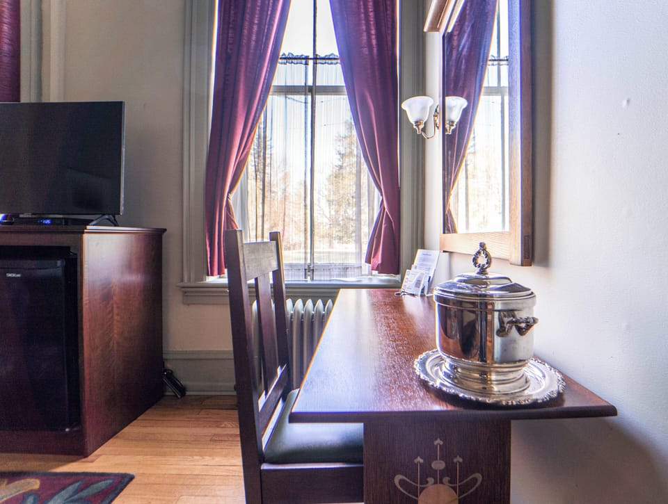 Premium Double Room, Ensuite, Courtyard View (Queen Bed Guest Rooms ) | Iron/ironing board, WiFi, bed sheets