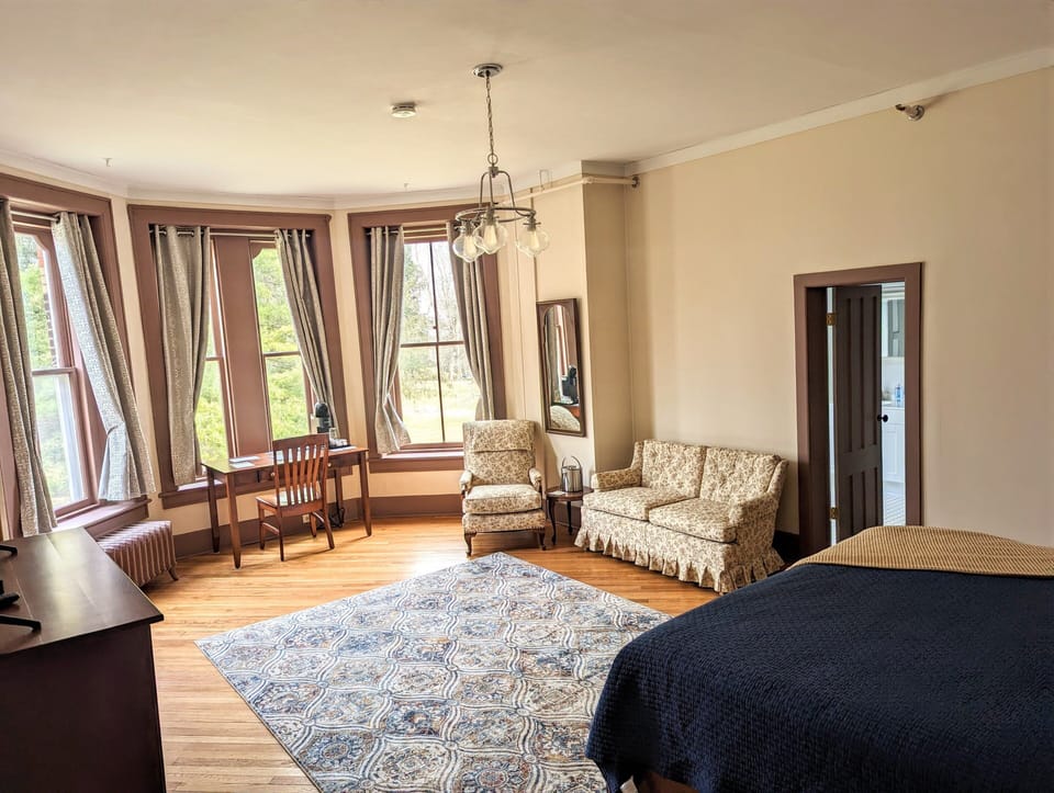Standard Double Room, 1 King Bed | Iron/ironing board, WiFi, bed sheets