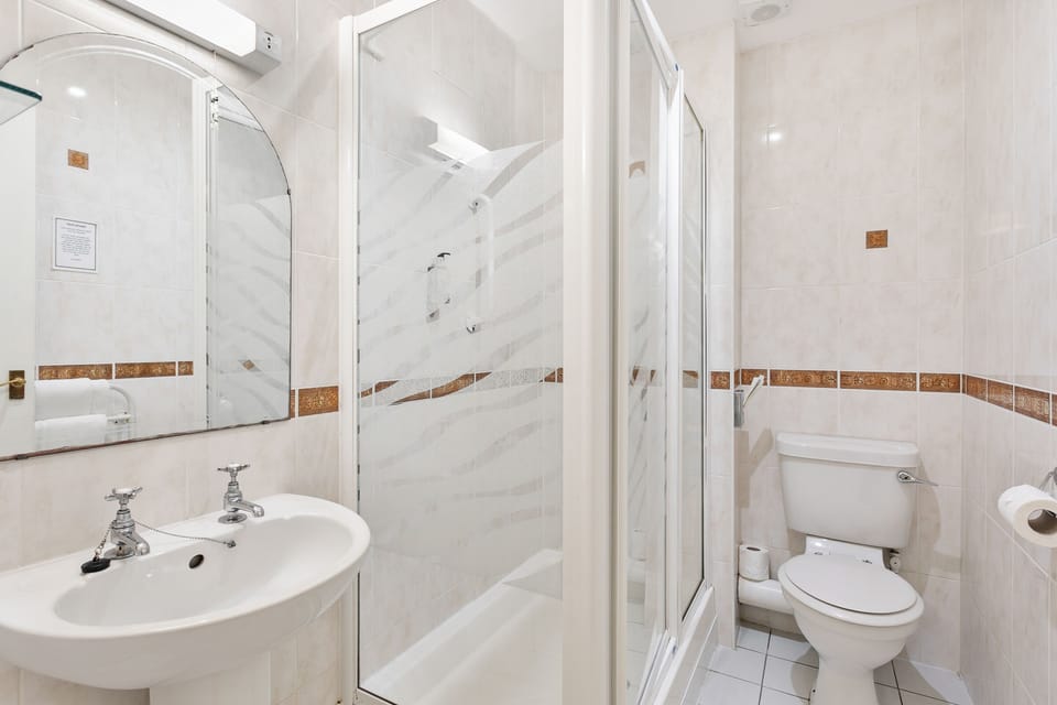 Family Room | Bathroom | Combined shower/tub, free toiletries, hair dryer, towels
