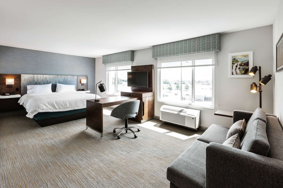 Studio, 1 King Bed with Sofa bed, Refrigerator & Microwave (Wet bar) | Premium bedding, in-room safe, desk, blackout drapes