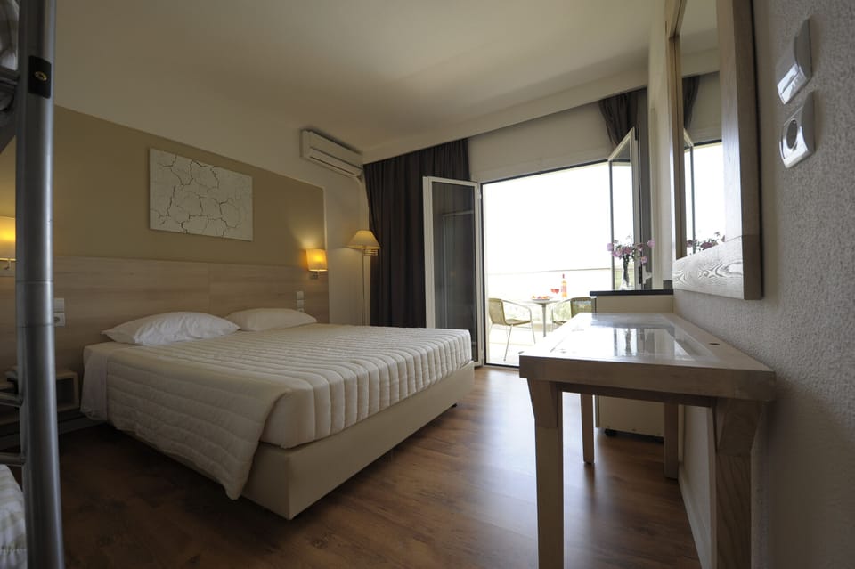 In-room safe, desk, laptop workspace, soundproofing