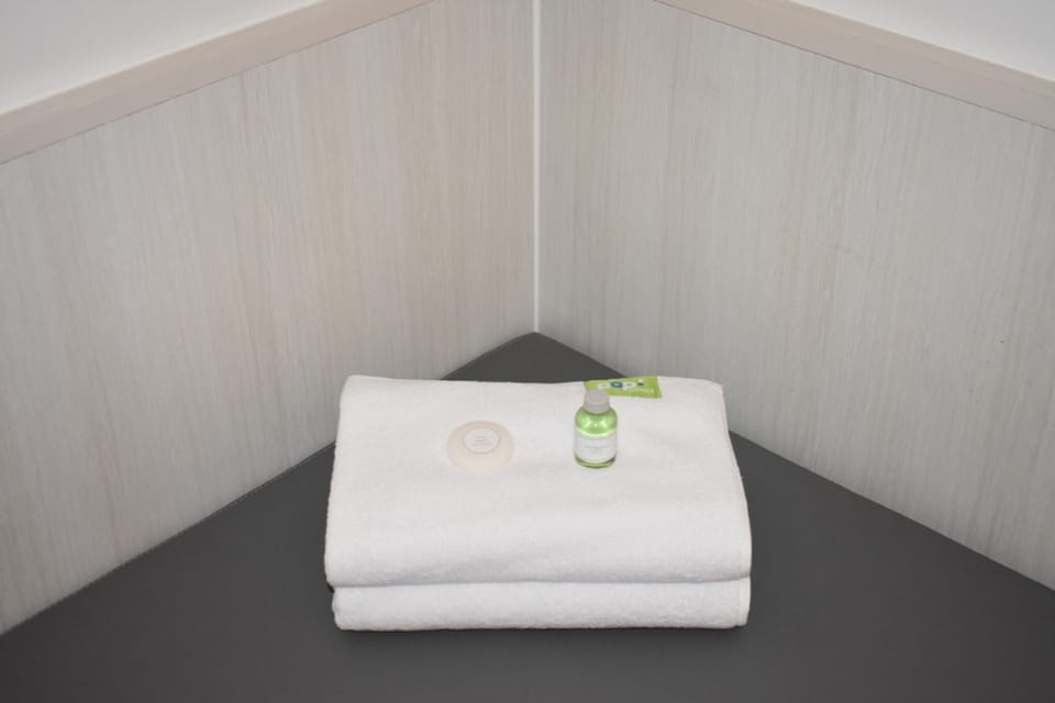 Room (POP!) | In-room safe, desk, blackout drapes, soundproofing