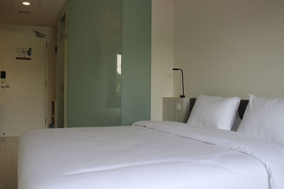 Room (POP!) | In-room safe, desk, blackout drapes, soundproofing