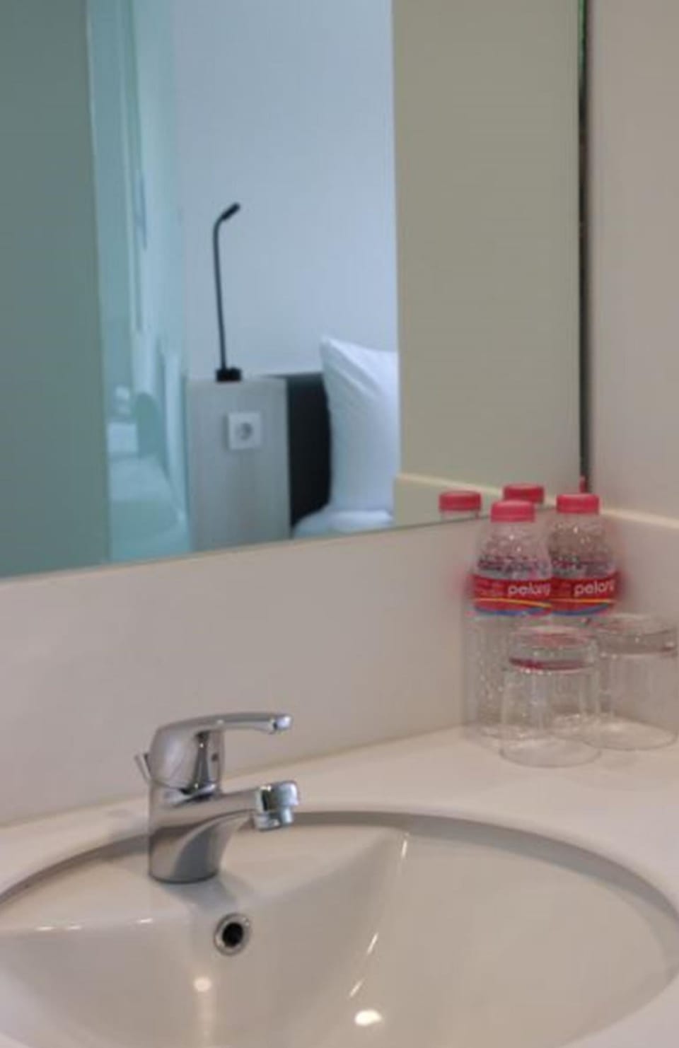 Room (POP!) | Bathroom | Shower, rainfall showerhead, towels